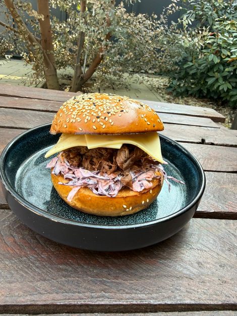 Burger s hovädzím trhaným mäsom